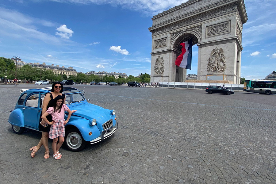 Explore Paris in Luxury! Discover Iconic Monuments in a Vintage Citroën